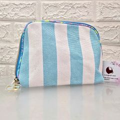 Túi cầm tay Estee Lauder hoa văn sọc, màu xanh trắng tinh tế