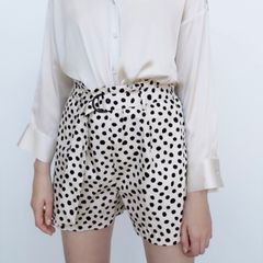 Quần short Zara lưng cao, màu trắng họa tiết chấm bi đen tinh tế, size XS